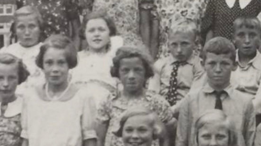 Grietje Wolthek (midden) op een oude schoolfoto
