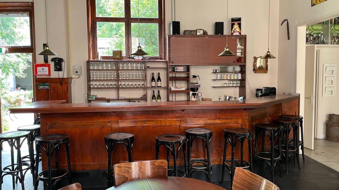 Het interieur van het huidige café wordt verbouwd en geschikt gemaakt voor dove bezoekers