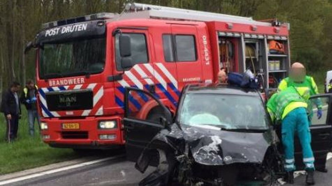Bij een frontale botsing tussen twee auto's op de Maas en Waalweg (N322) in Horssen is zaterdagmiddag een persoon om het leven gekomen.