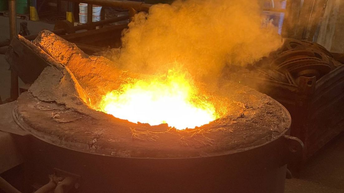 Om te kunnen omsmelten gaat de temperatuur naar 1800 graden