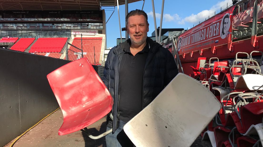 FC Utrecht fan Marcel van Wolferen neemt stoelen mee.