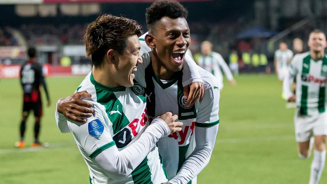 Ritsu Doan en Mateo Cassierra vieren een goal tegen Excelsior.