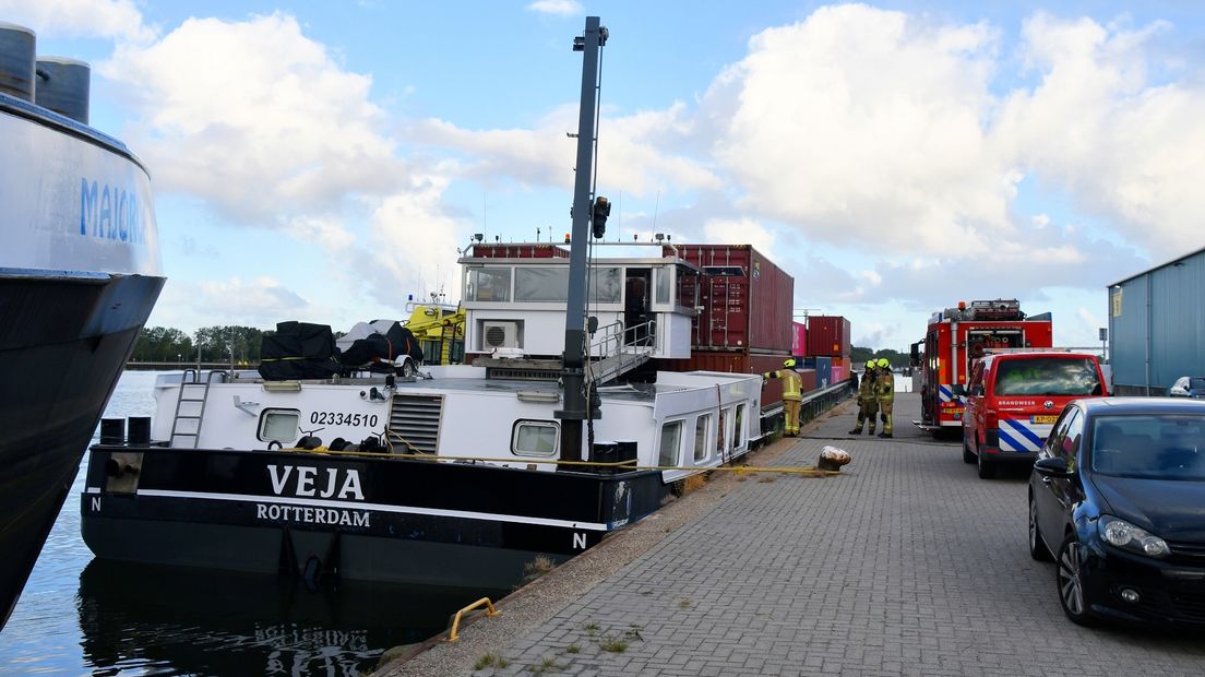 Brandweer assisteert bij lekkend vrachtschip in haven Terneuzen