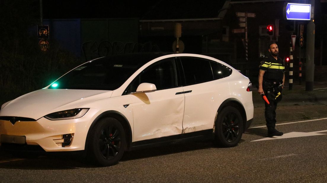 De van de zijkant aangereden taxi