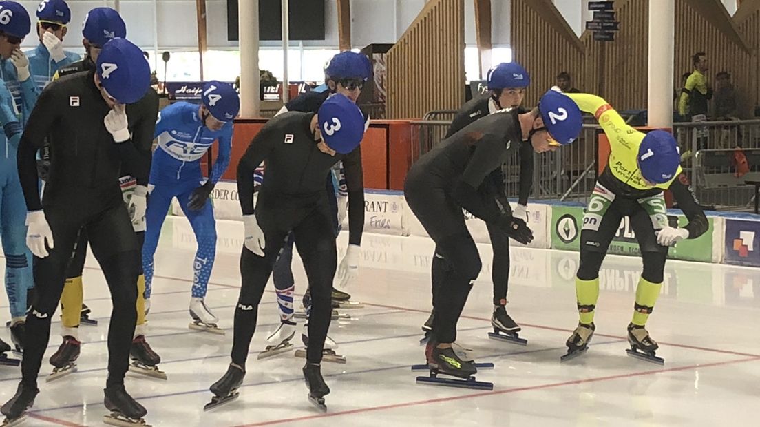 Bosker met nummer 3 aan de start van de mass start in Leeuwarden
