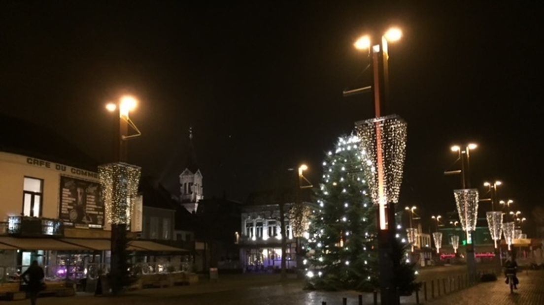 Levende kerstbal uit boom Terneuzen gehaald