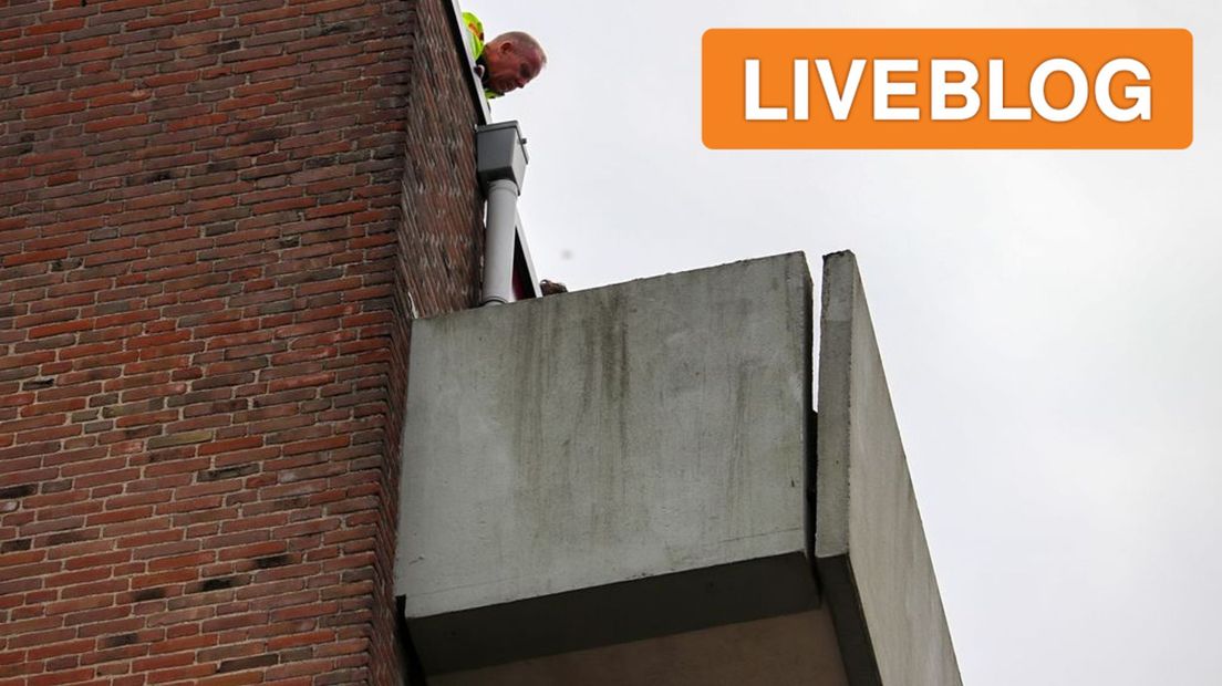 De betonplaat hangt los, boven de ingang van een winkelcentrum in Apeldoorn.