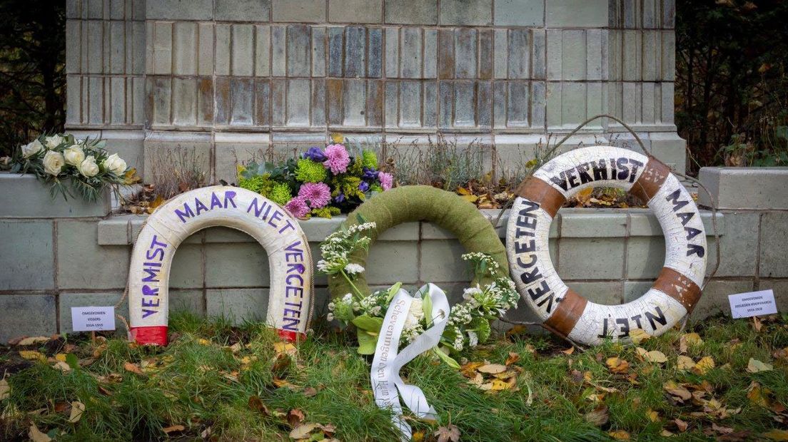 Een krans bij het monument