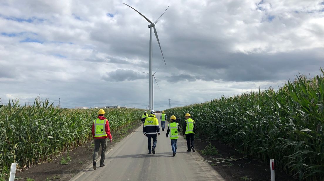 Pers krijgt een rondleiding bij het Windpark aan de N33