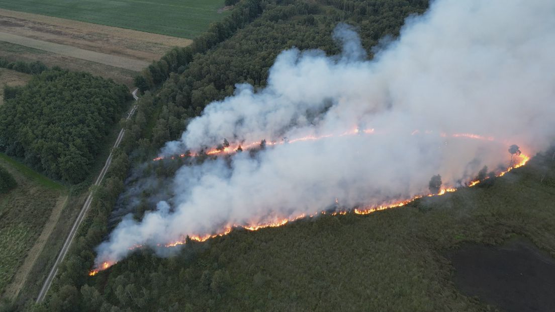 Een groot gebied in De Peel staat in brand