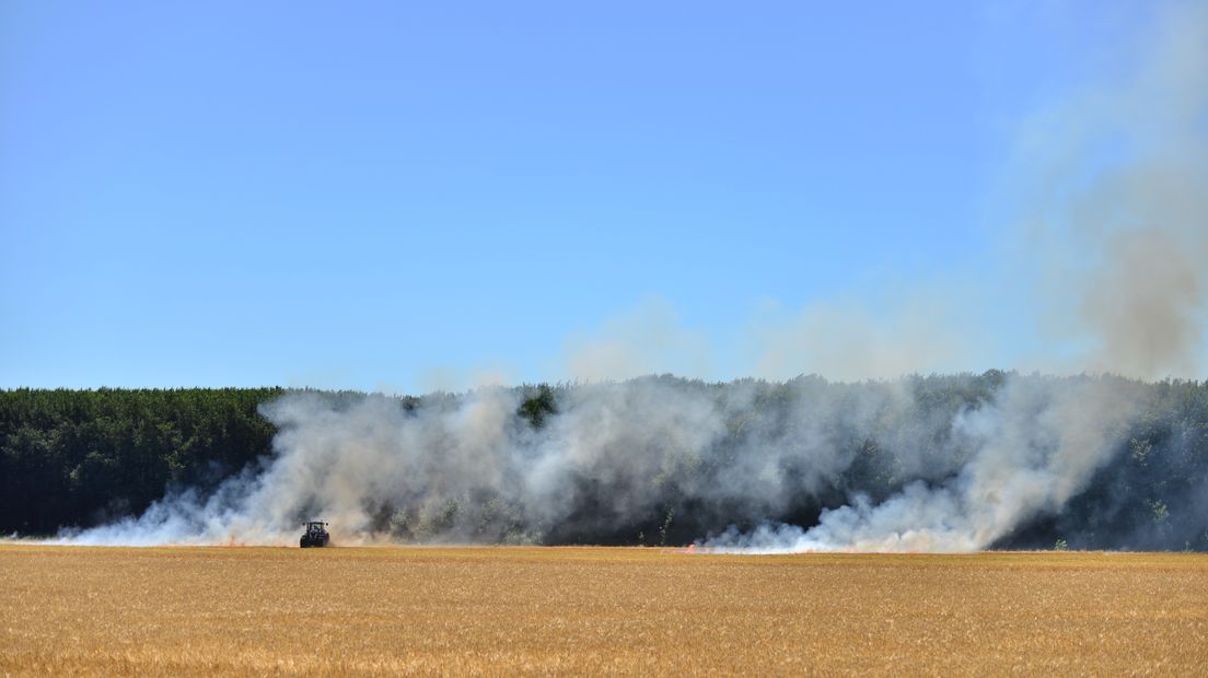 Akker in brand in Zuid-Beijerland - RTV Rijnmond