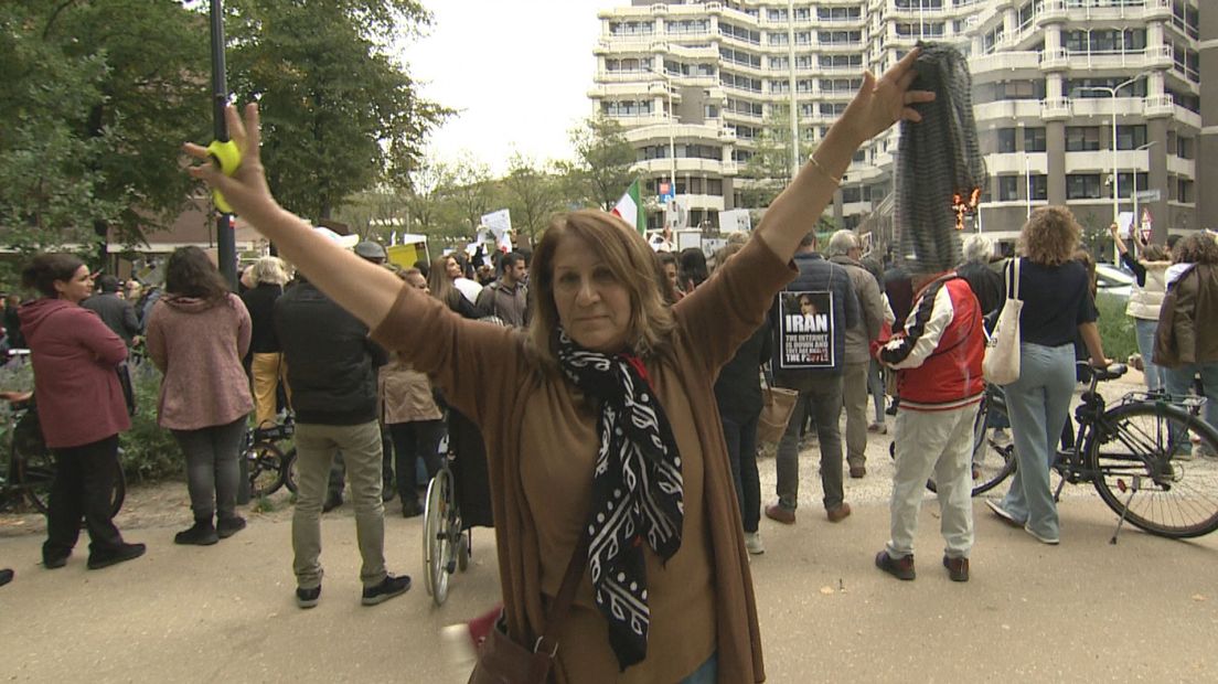 Akram Beiramvand tijdens het protest