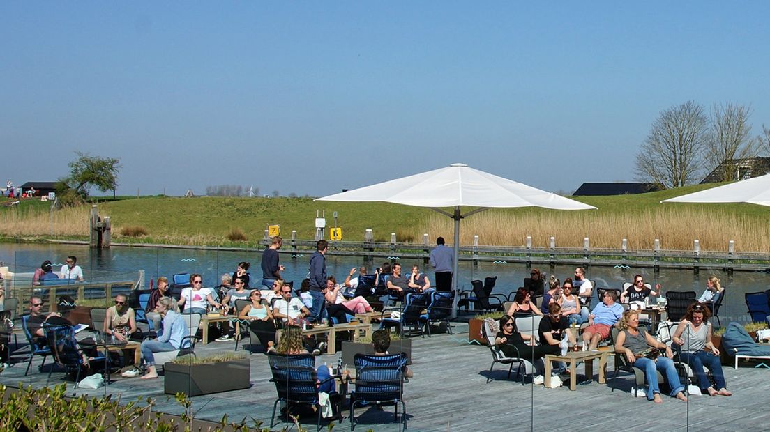 Volle terrassen in Garnwerd, bijna een jaar geleden.