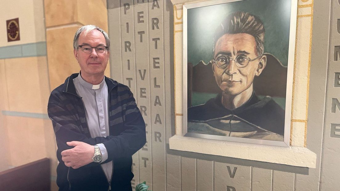 Ton van der Gulik bij het portret van Titus Brandsma in de Zenderense parochiekerk