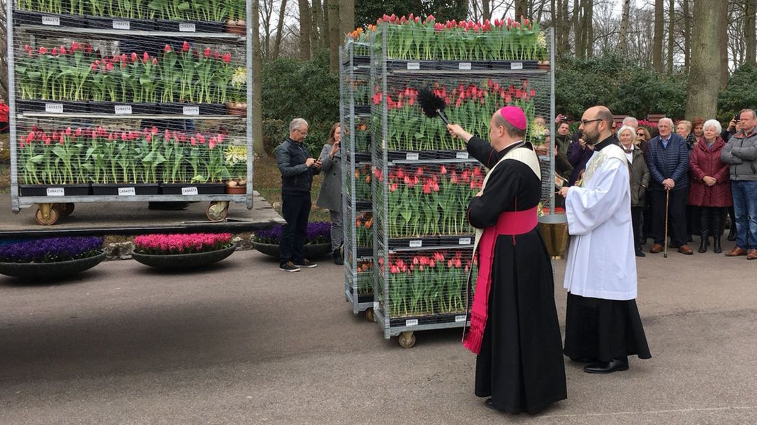 Bisschop Hans van den Hende zegent de bloemen voor vertrek