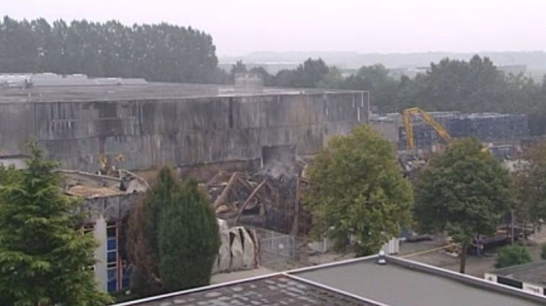 De schade door de grote brand vrijdag bij Promens in Zevenaar wordt steeds duidelijker.  Op beelden is goed te zien dat een groot deel van het pand in de as is gelegd.