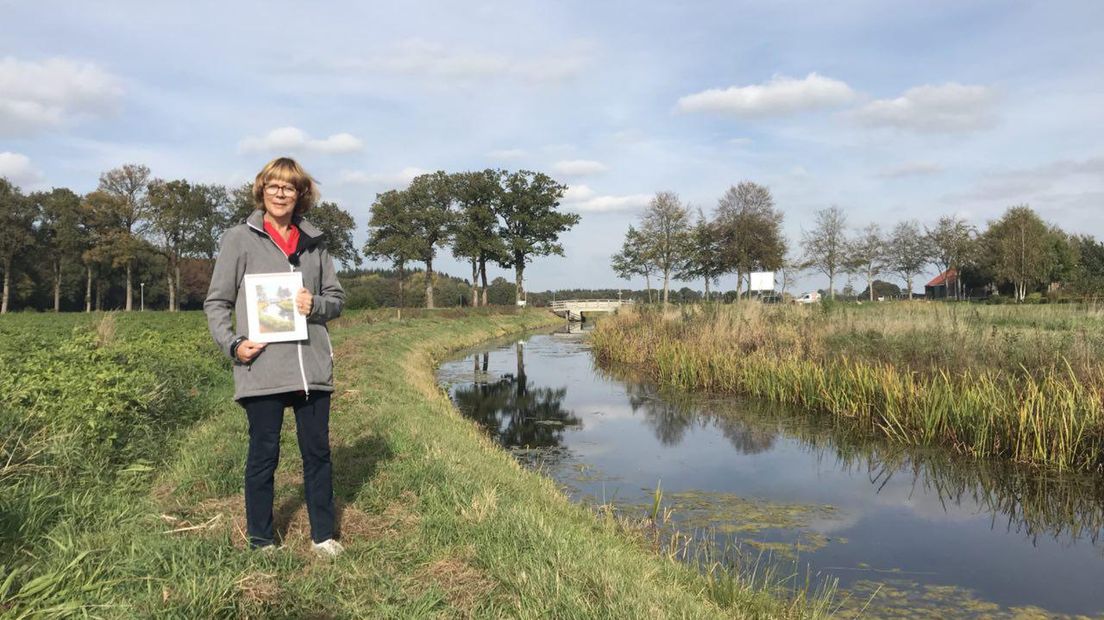 Niesje Metselaar met één van de 71 schilderijtjes die ze maakte van het Oude Diep (Rechten: RTV Drenthe / Erwin Kikkers)