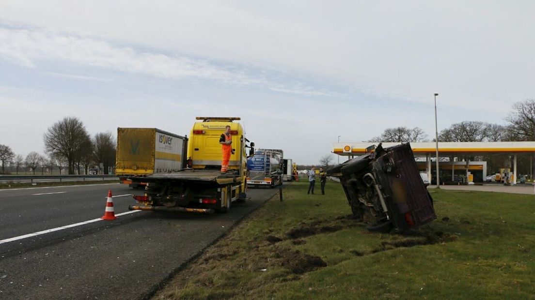 Bestelbusje op z'n kant na botsing op A1