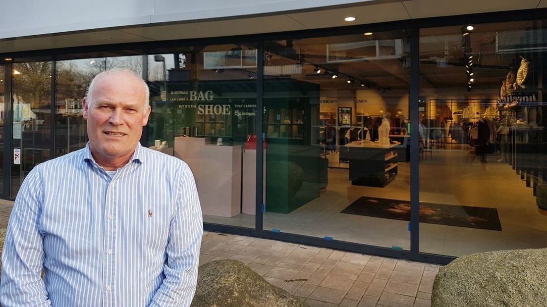 Corné Derksen met achter hem de inmiddels herstelde etalage