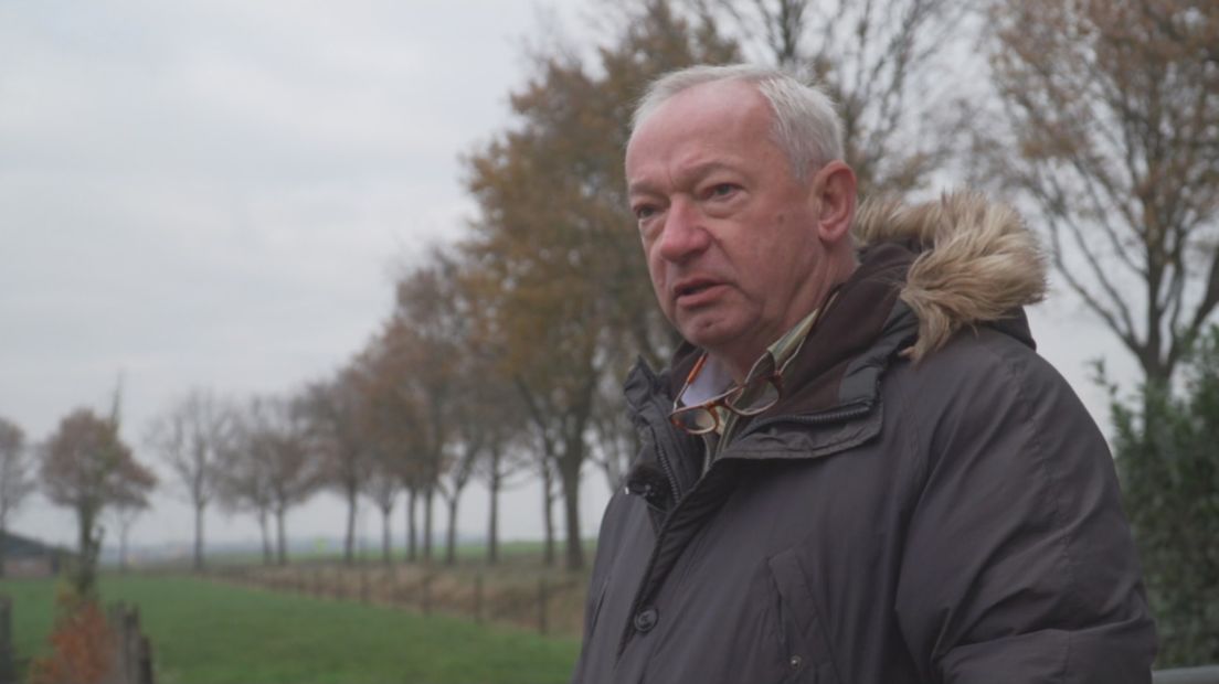 Siep van der Velde in zijn achtertuin in Meeden