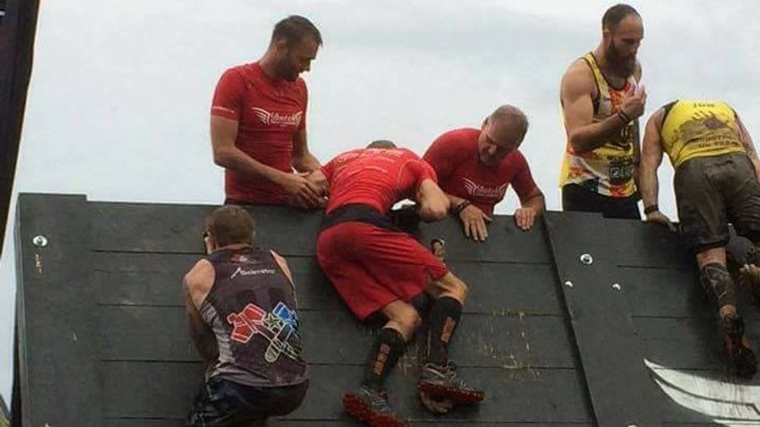 Team Dutch Tough Warriors helpen elkaar tijdens het WK Obstacle Run
