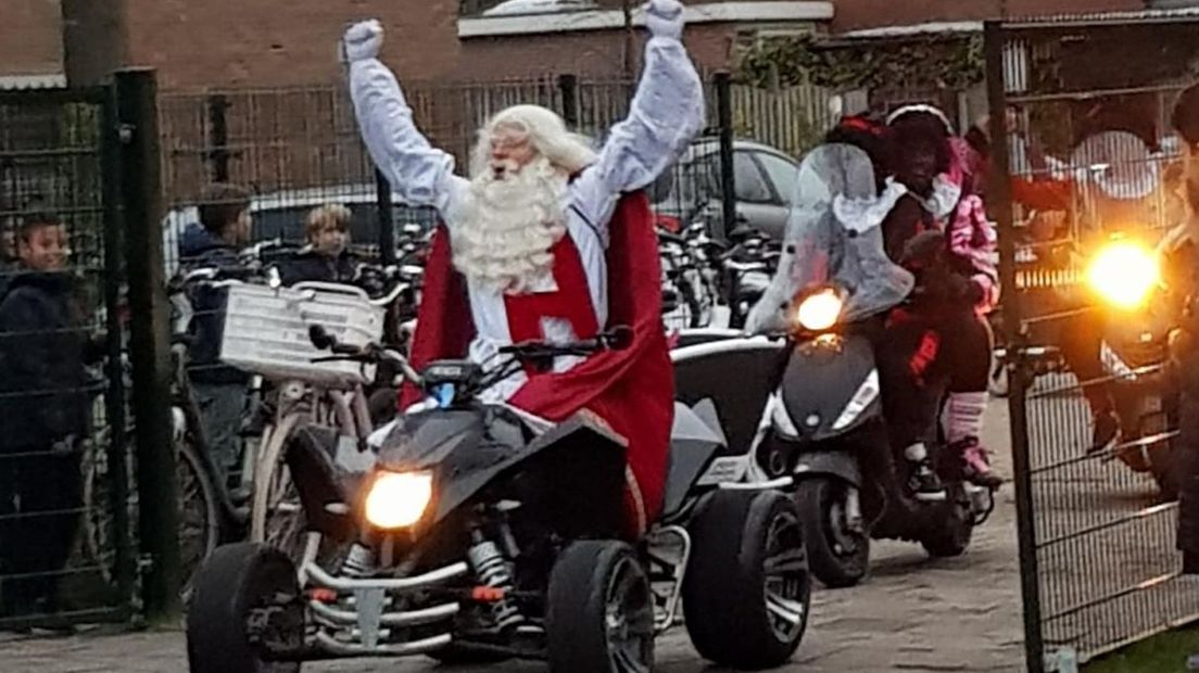 Sint kwam met de quad naar Daltonschool De Rietakker in De Bilt.