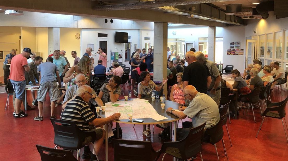 Enkele tientallen omwonenden van de Langeleegte lieten zich maandagavond informeren.