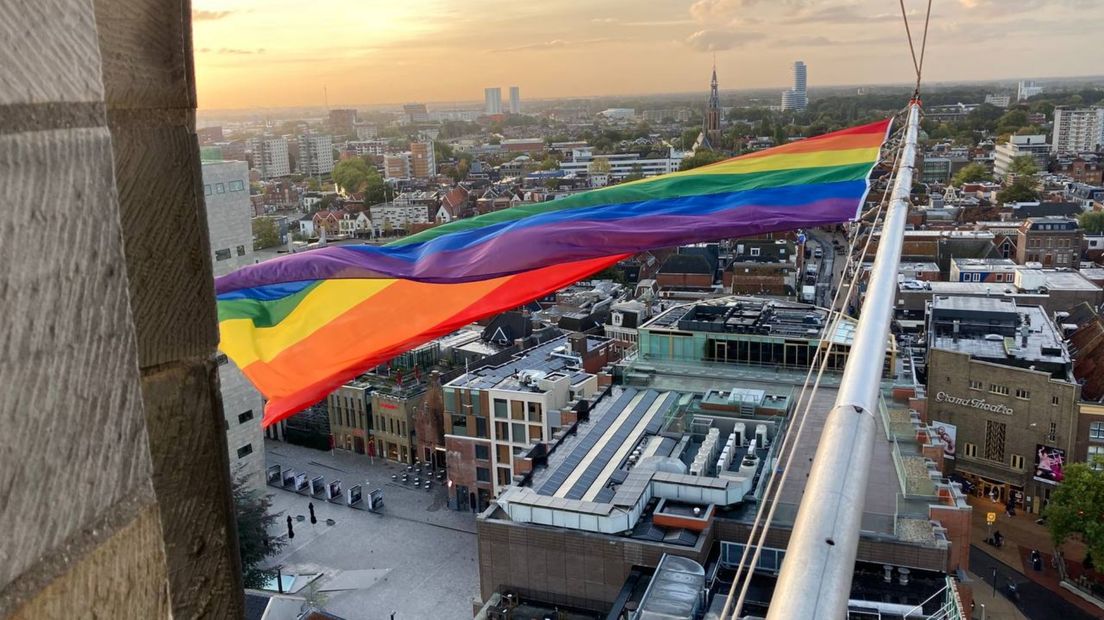 De regenboogvlag wappert aan de Martinitoren