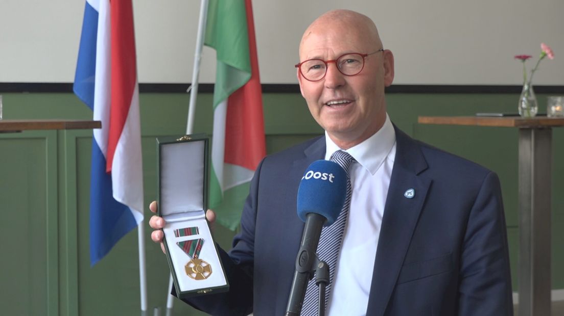 Burgemeester Bort Koelewijn van Kampen met de Hongaarse onderscheiding