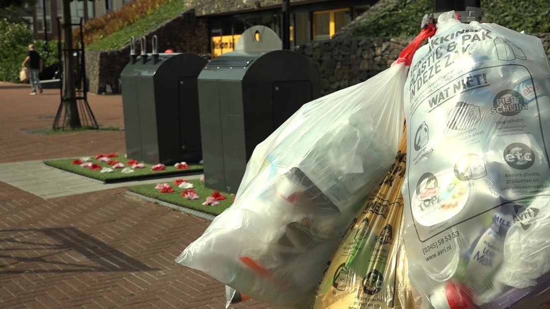 Tiel zal de portemonnee moeten trekken om de stad met het nieuwe afvalsysteem schoon te houden. Met die boodschap gaat wethouder Frank Groen in september naar de gemeenteraad. Met afvalverwerker Avri is hiervoor een plan gemaakt. Het extra schoonmaken en opruimen, extra bekeuren en het geven van voorlichting kost tot eind volgend jaar ruim twee ton.