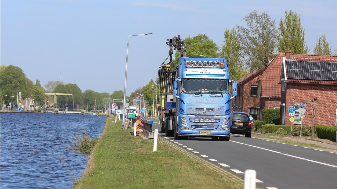 De provincie zet de bermen langs het kanaal af