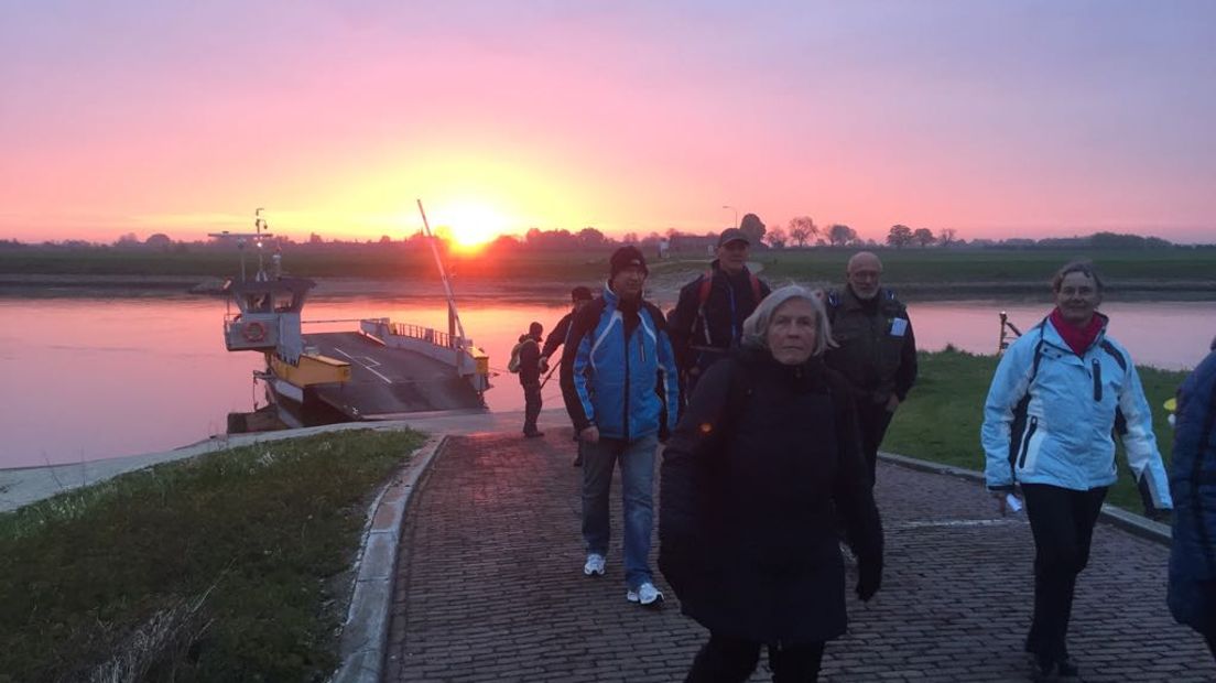 Zo'n twintig mensen liepen afgelopen nacht en vanochtend de Nachtwake te voet in Dieren en omstreken. De 20 kilometer lange wandeltocht met als thema 'Verdrijf de nacht' voerde langs vijf kerken en werd voor de achttiende keer georganiseerd in de nacht van Witte Donderdag op Goede Vrijdag.
