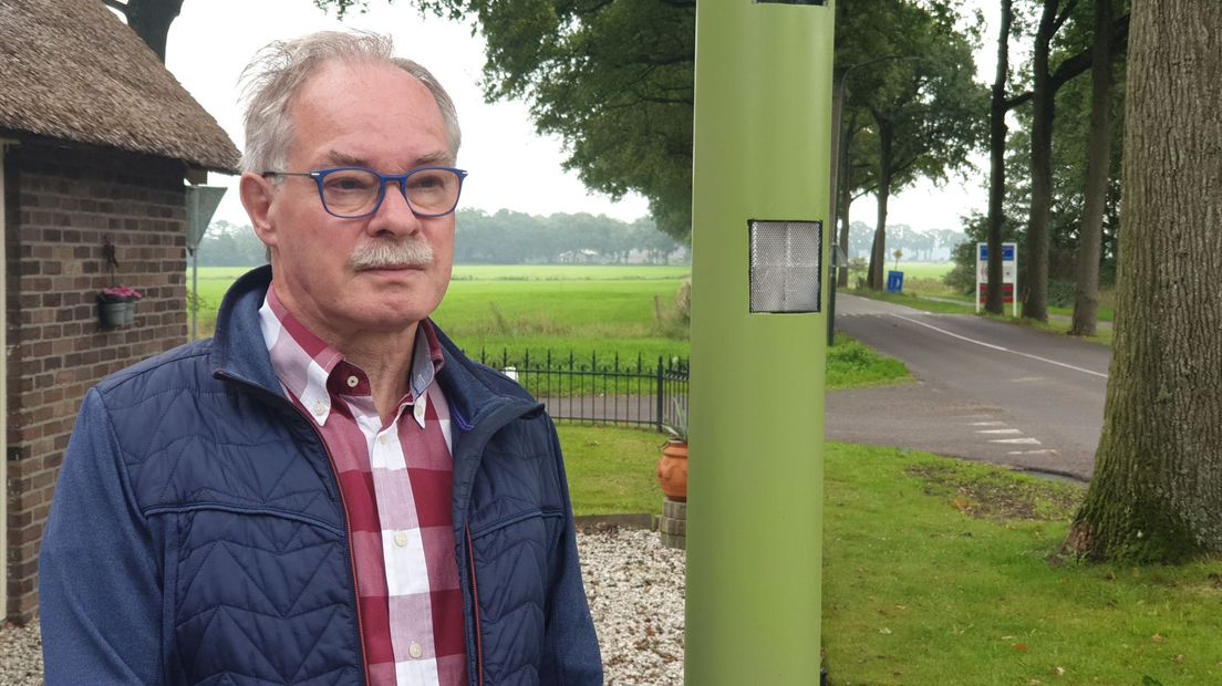 Harm Jan Tinge plaatste vorige week een 'nepflitspaal' in zijn tuin (Rechten: RTV Drenthe/Dylan de Lange)