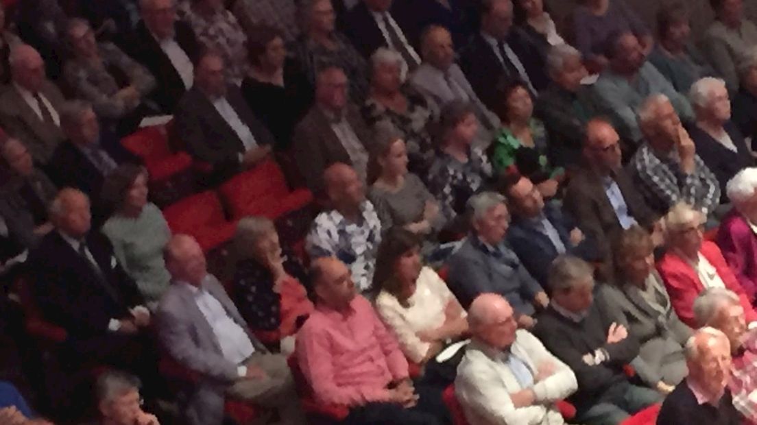 Het publiek luistert ademloos naar het afscheidsconcert