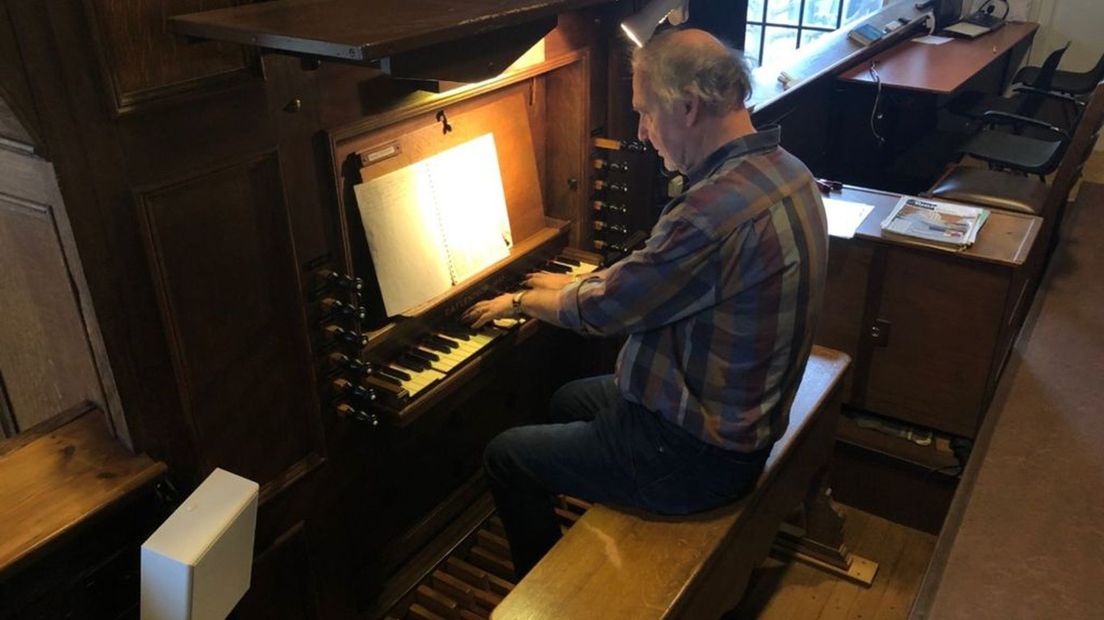 Organist Hans Breure achter het opgeknapte orgel
