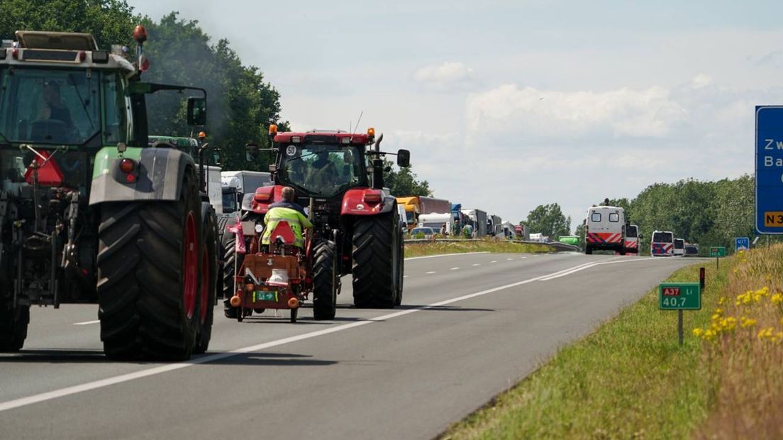 Trekkers volgen ME bij Zwartemeer