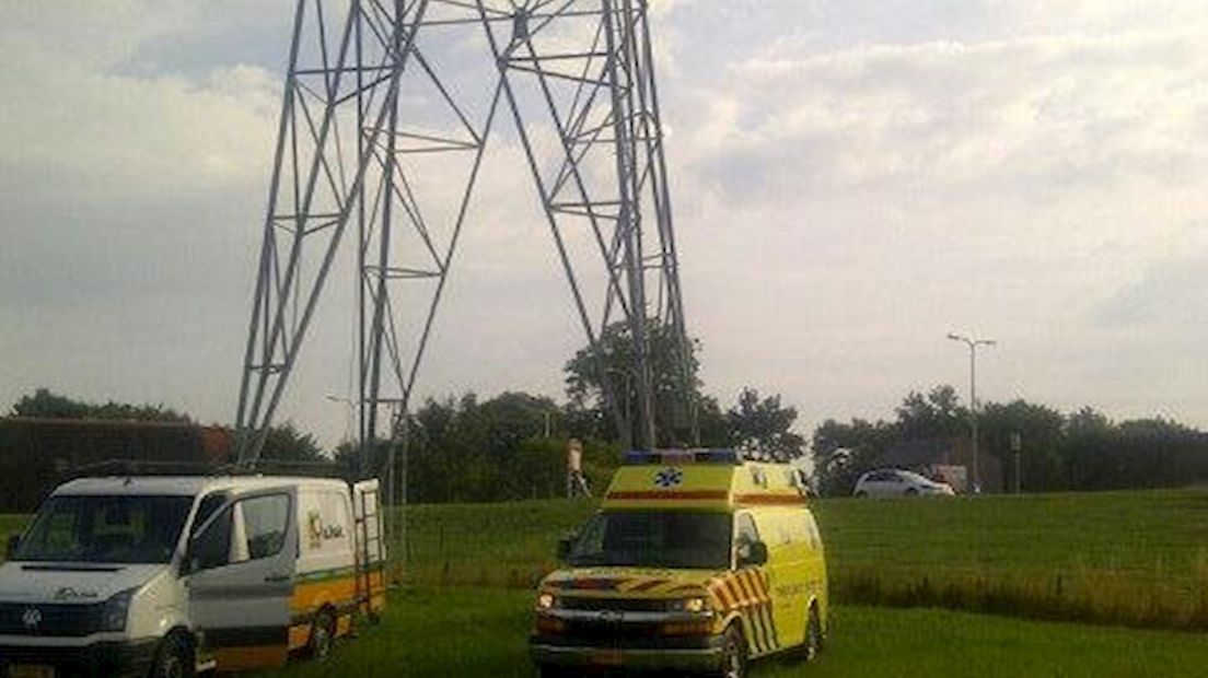 Monteur valt uit hoogspanningsmast