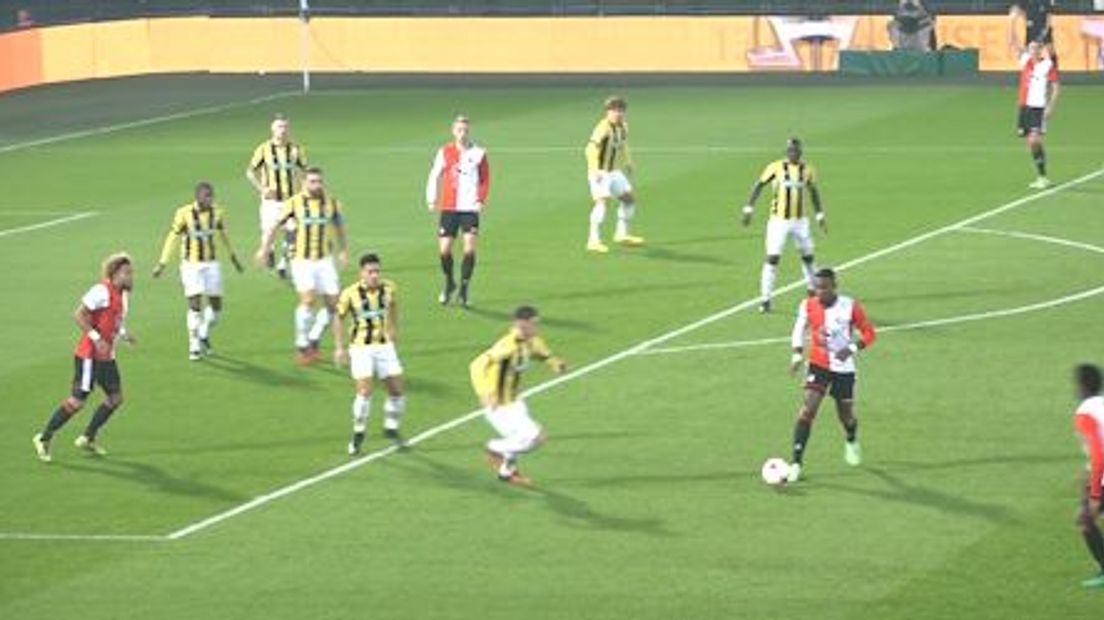 Vitesse gaat als nummer acht van de eredivisie de winterstop in. Bij winst in De Kuip zaterdagavond hadden de Arnhemmers nog wat kunnen stijgen, maar dat zat er niet in. Feyenoord en Vitesse maakten er vooral in de eerste helft een echte wedstrijd van, maar in de tweede helft bleek de koploper van de competitie toch een maatje te groot: 3-1.