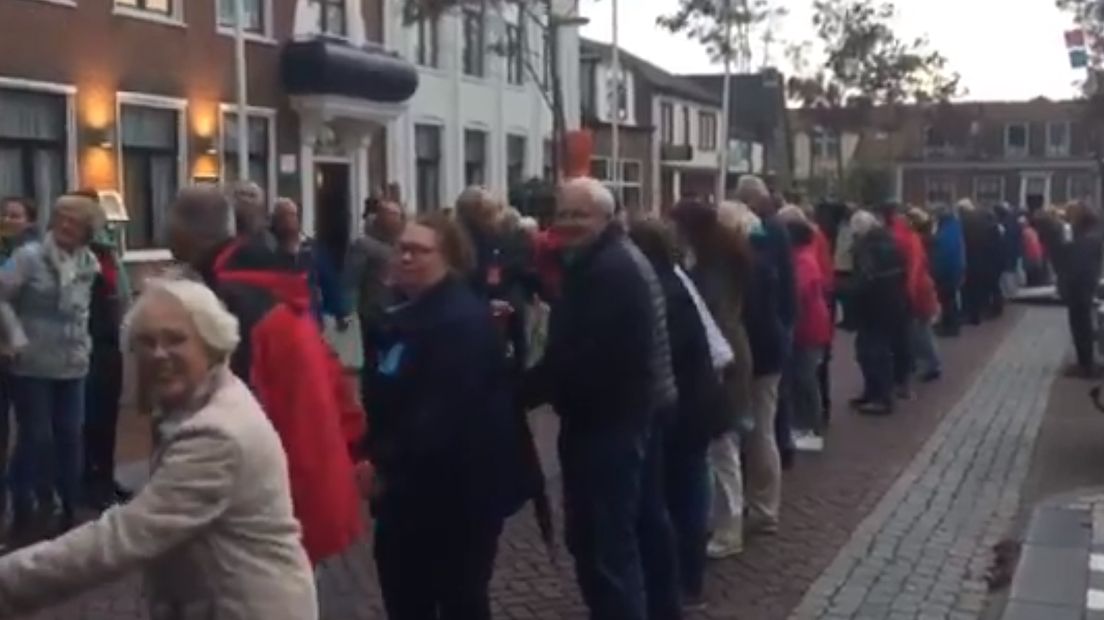 300 actievoerders als menselijk lint tegen Zeeuwse Lagune