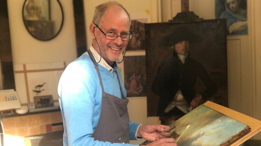 Ronald Lutz is bezig met een schilderij in zijn atelier in Middelburg