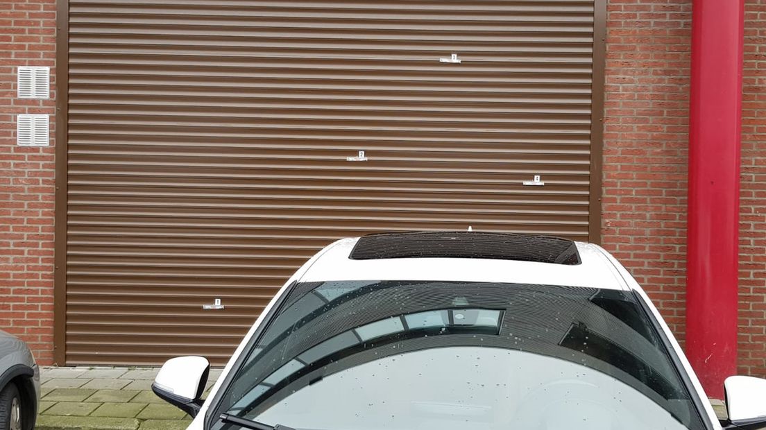 Kogelgaten in een garagebox.