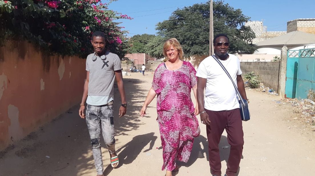Mieke Harms in Senegal met haar man Cheikh (rechts) en Ibralo