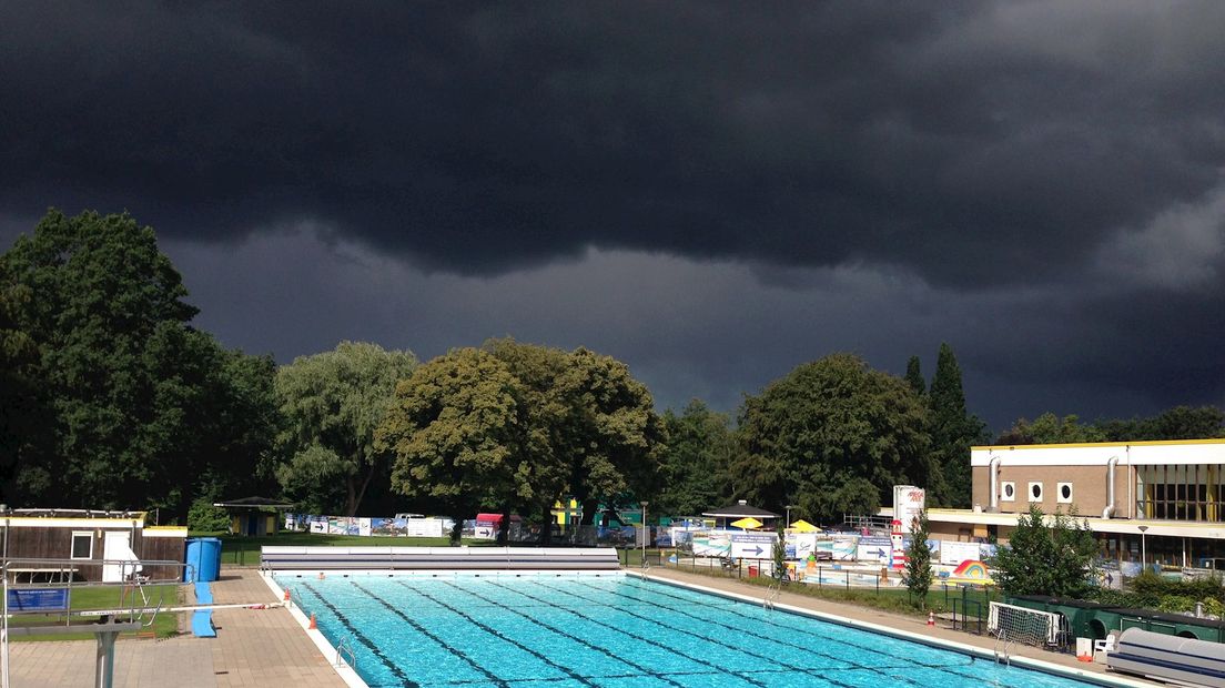Donkere wolken boven het Twentebad in Hengelo