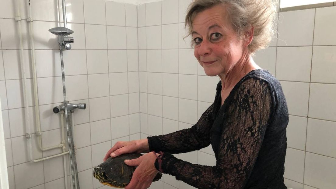 Woodie verblijft in de badkamer van Anne van Lith
