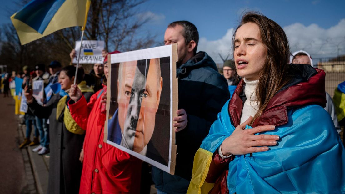 Demonstranten maken de vergelijking tussen Poetin en Adolf Hitler