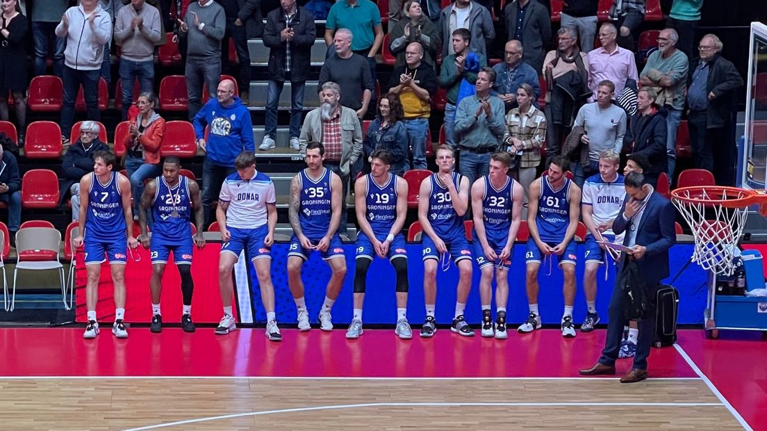 De spelers van Donar kijken teleurgesteld toe bij de prijsuitreiking