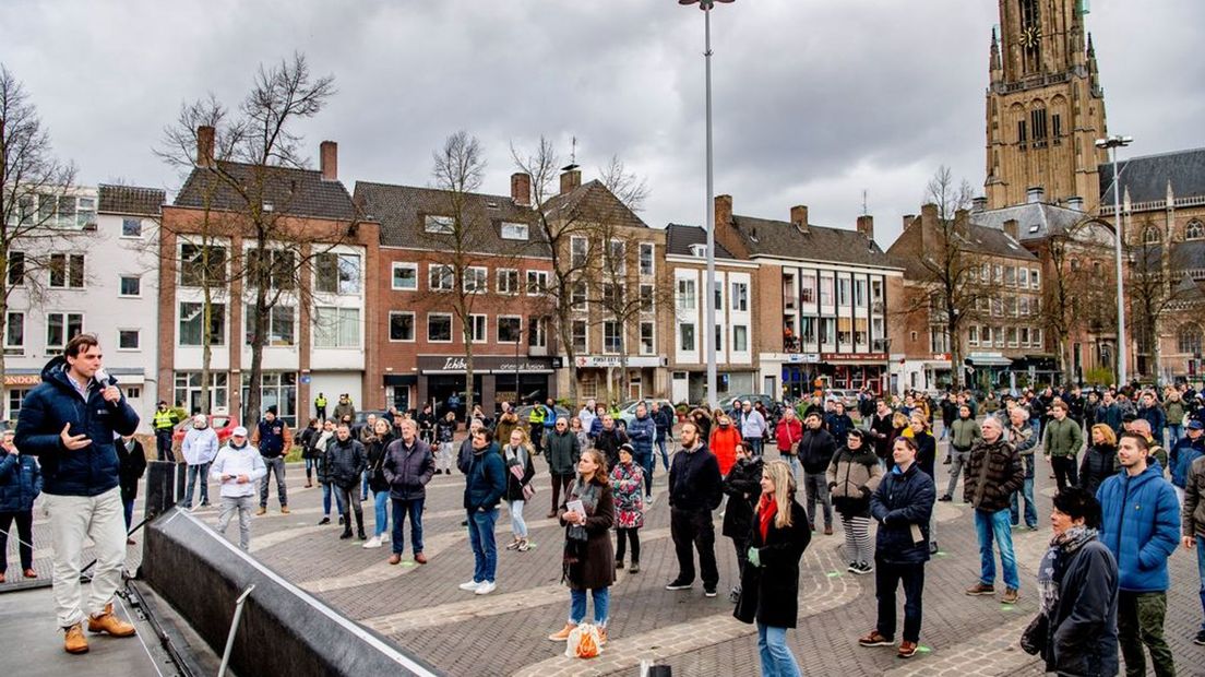 FvD-leider Thierry Baudet tijdens een bijeenkomst in Arnhem van zijn 'Vrijheidskaravaan'.