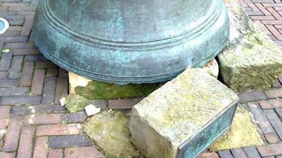 Antieke torenklok van sokkel getrokken in Denekamp