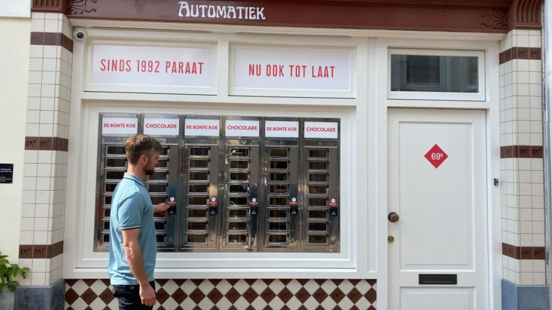 No croquette, but bonbon from the wall: first chocolate vending machine opened in Schiedam