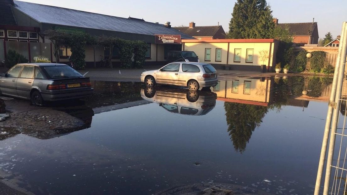 Een groot deel van de parkeerplaats staat onder water